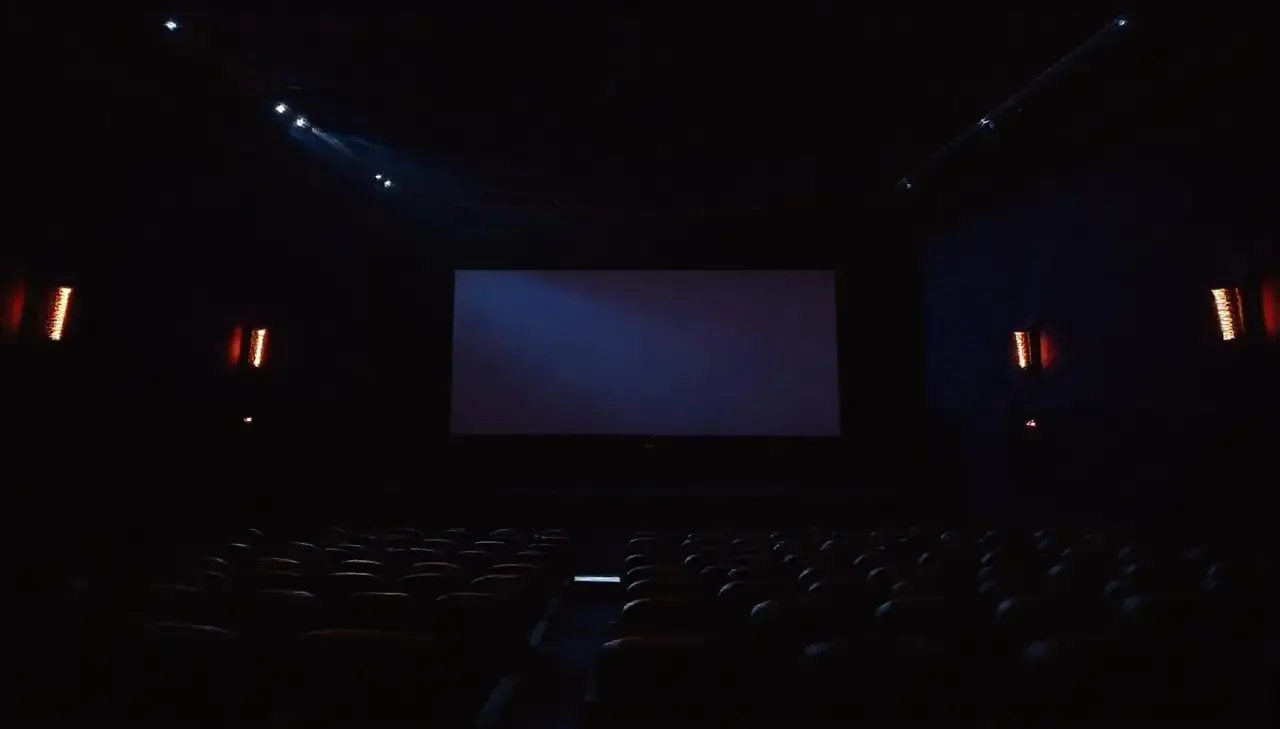 午夜影院不散场 短剧场景剧照，悬疑题材